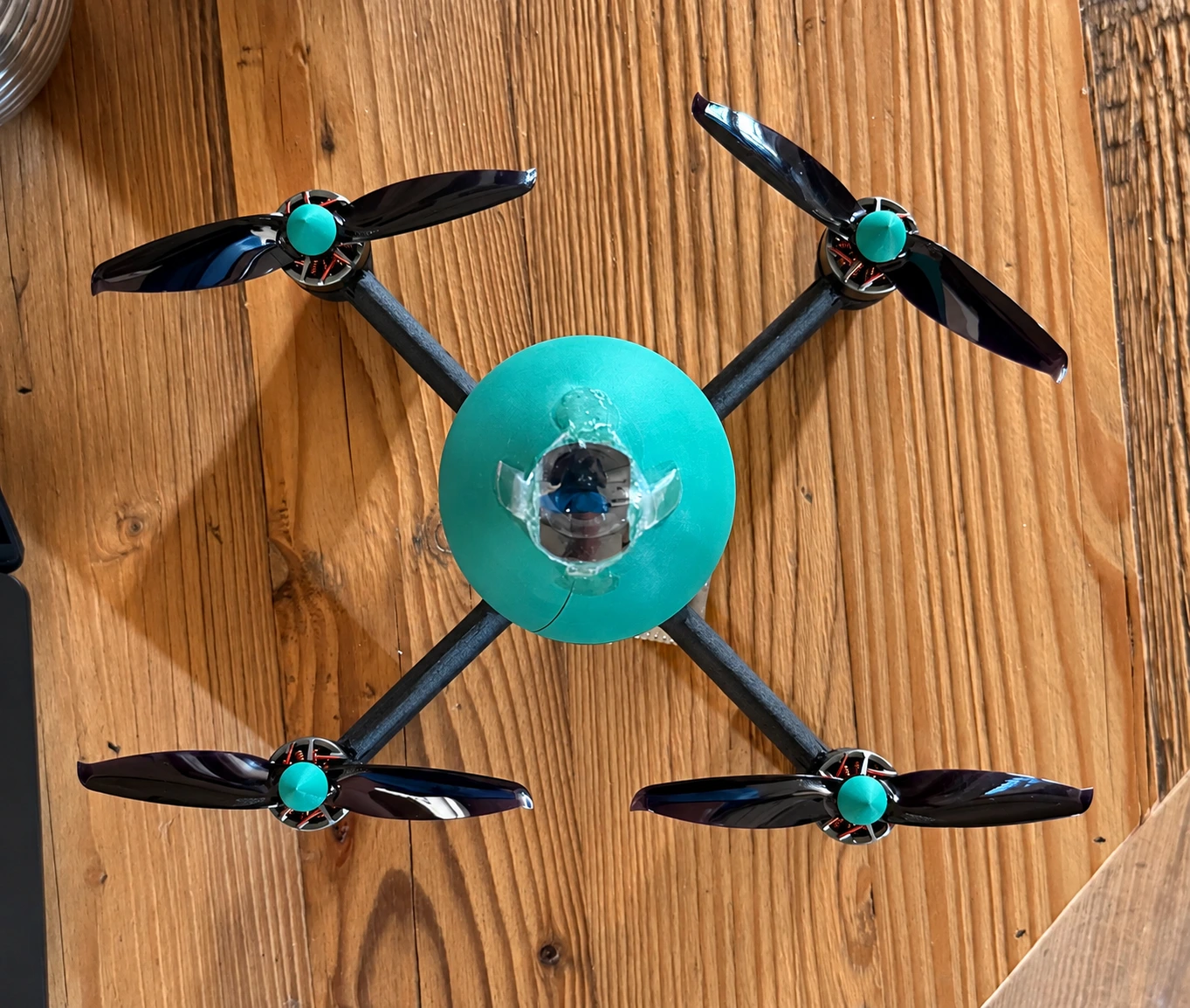 Vedere de sus a dronei patru motoare cu elice